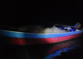 Autoridades salvadoreñas incautan embarcación con cocaína.