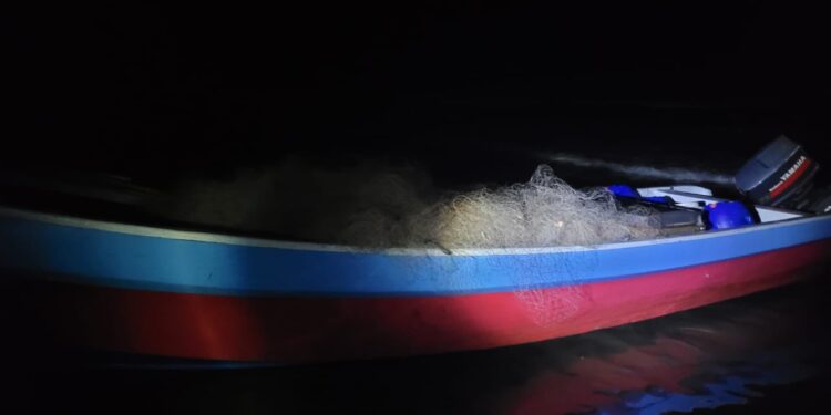 Autoridades salvadoreñas incautan embarcación con cocaína.