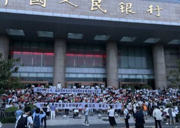 China protege con tanques militares bancos, tras ola de protestas.