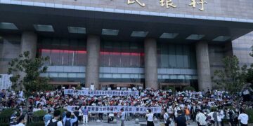 China protege con tanques militares bancos, tras ola de protestas.