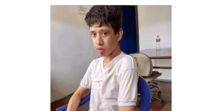 Madre suplica por la liberación de su hijo; un joven con diabetes y discapacidad intelectual.