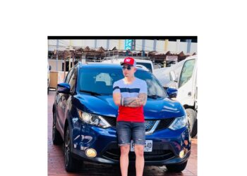 “Ricky” presume nueva camioneta en redes sociales.