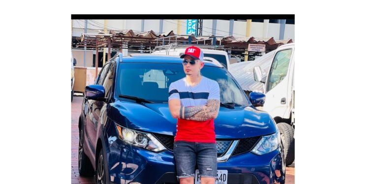 “Ricky” presume nueva camioneta en redes sociales.