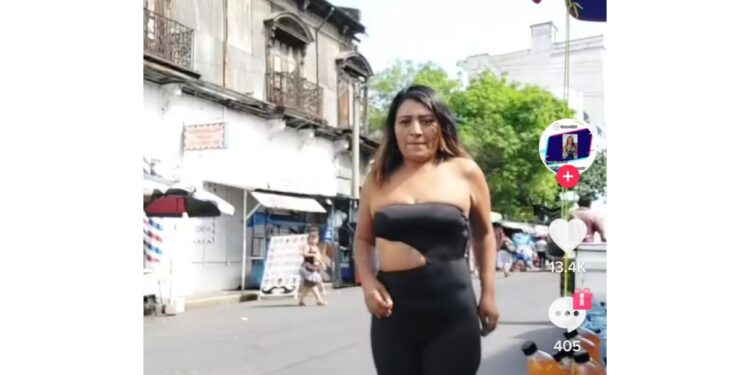 “Se le acalambró el pie corazón bello” Llueven críticas a la tiktoker, Yanira Berríos.