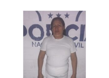 Capturan a presunta contrabandista de cigarros.