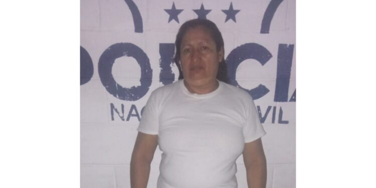 Capturan a presunta contrabandista de cigarros.