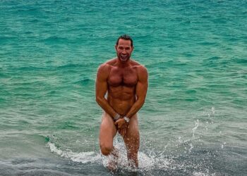 Sebastián Rulli se desnuda para celebrar su cumpleaños.
