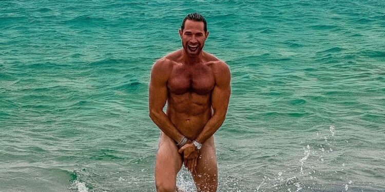 Sebastián Rulli se desnuda para celebrar su cumpleaños.