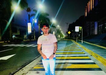 Salvadoreños hacen fila para tomarse fotos con “El Ricky”.