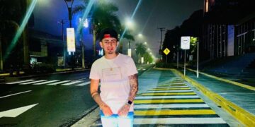 Salvadoreños hacen fila para tomarse fotos con “El Ricky”.