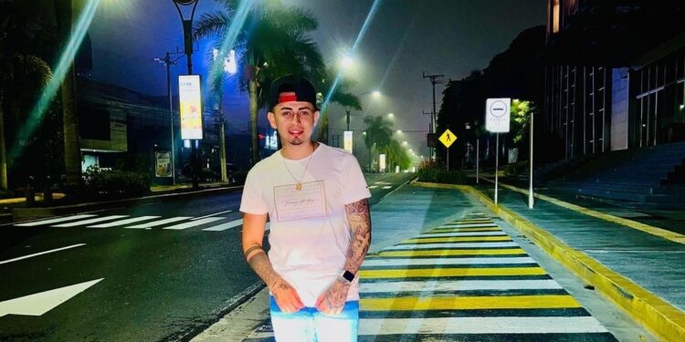 Salvadoreños hacen fila para tomarse fotos con “El Ricky”.