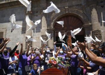 Colectivos exigen justicia para mujer que fue quemada viva en México.