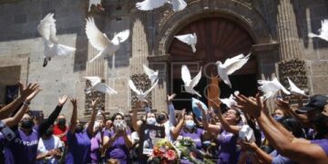 Colectivos exigen justicia para mujer que fue quemada viva en México.