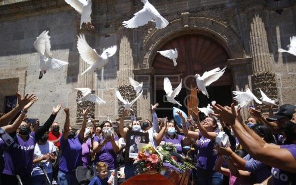 Colectivos exigen justicia para mujer que fue quemada viva en México.