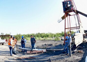 Lluvias complican rescate de 10 mineros en México.