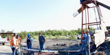 Lluvias complican rescate de 10 mineros en México.