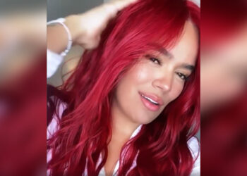 Karol G presume su nueva cabellera color rojo.
