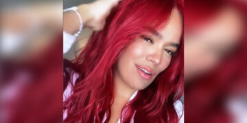 Karol G presume su nueva cabellera color rojo.