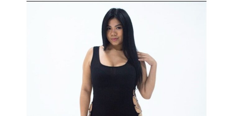 La famosa tiktoker, Aby Mancía, presume su primer tatuaje.