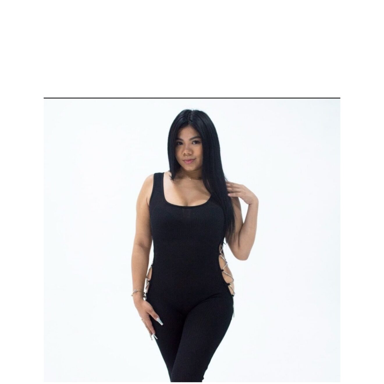 La famosa tiktoker, Aby Mancía, presume su primer tatuaje. - TVM El Salvador