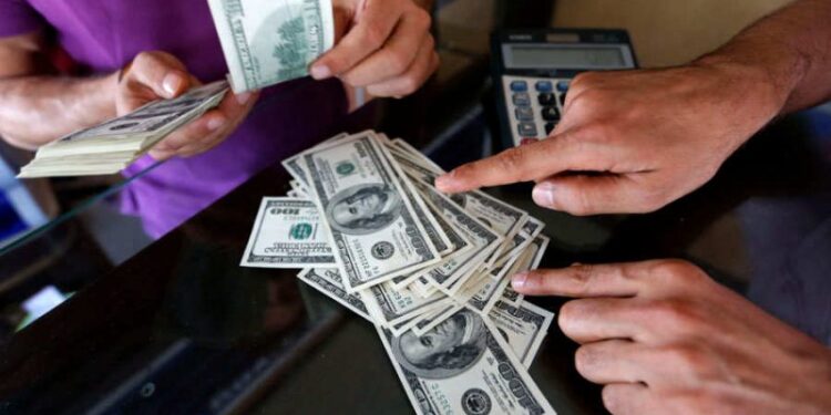 Remesas familiares incrementan en el país.