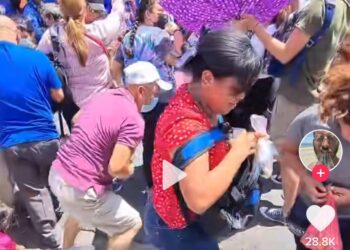 “Pobre niño lo dejó sin dulces”. Captan a señora arrebatando una bolsa con dulces a niño durante Desfile del Correo.