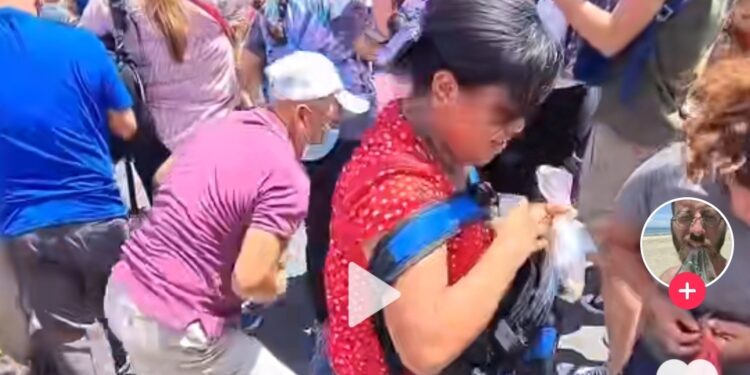 “Pobre niño lo dejó sin dulces”. Captan a señora arrebatando una bolsa con dulces a niño durante Desfile del Correo.