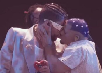 Bad Bunny besó a otro hombre y enloqueció las redes sociales.
