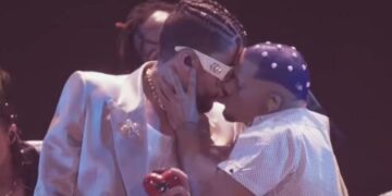 Bad Bunny besó a otro hombre y enloqueció las redes sociales.