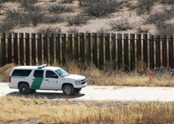 Dos bebés fueron abandonados por “Coyotes” en el desierto de Arizona.