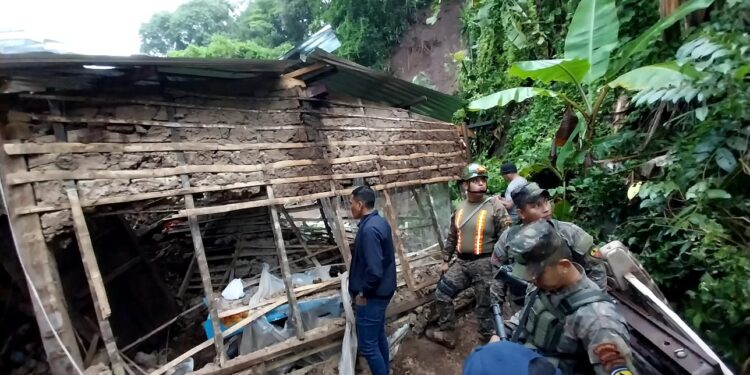 Familia muere soterrada en Huizúcar.