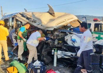 Una mujer fallecida y 11 lesionados deja accidente de tránsito.