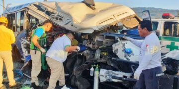 Una mujer fallecida y 11 lesionados deja accidente de tránsito.
