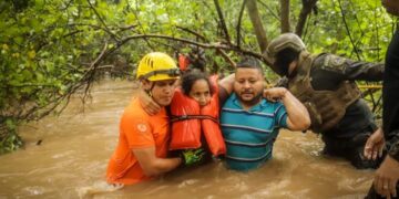 9 muertos, inundaciones, deslaves y miles de damnificados deja tormenta Julia en el país.