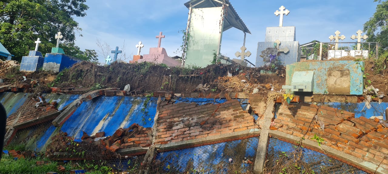 Tumbas en riesgo tras colapsar muro perimetral en cementerio de San