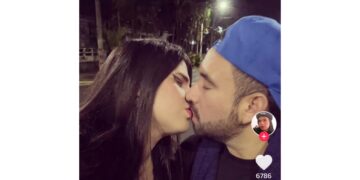 Famosa transexual publica foto besándose con ex diputado de ARENA.