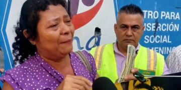 “Le devuelvo los $300 que me dio en pandemia, pero devuélvanme a mi hija y nieto”. Madre de menor detenida.
