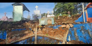 Tumbas en riesgo tras colapsar muro perimetral en cementerio de San Alejo.