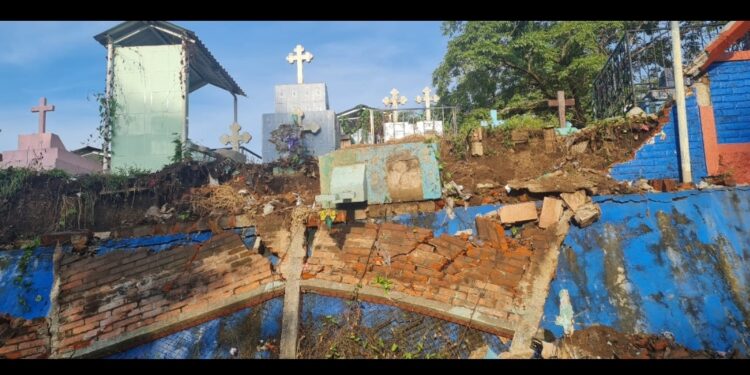 Tumbas en riesgo tras colapsar muro perimetral en cementerio de San Alejo.