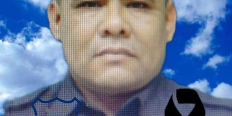 Agente policial se suicida en colonia Quezaltepec.