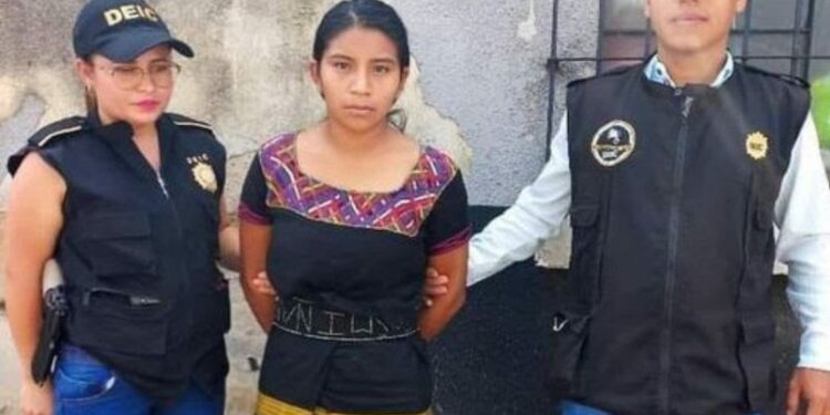Mujer asesinó a su esposo, el sujeto lanzó olla de atol hirviendo a su bebé.