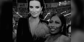 Tildan de racista a Laura Pausini por foto con Yalitzia Aparicio.