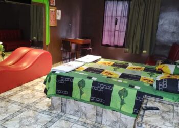 Localizan sin vida a 2 menores y un adulto en automotel.