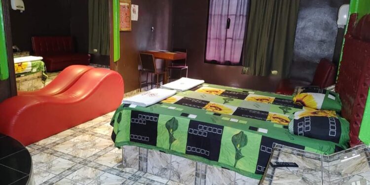 Localizan sin vida a 2 menores y un adulto en automotel.
