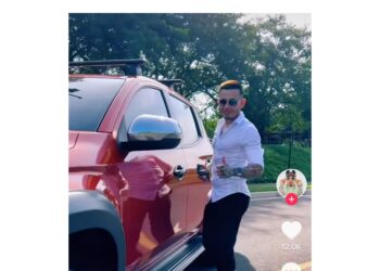 “Ricky” presume su nuevo vehículo en redes sociales.