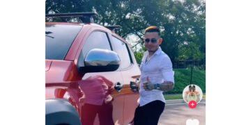 “Ricky” presume su nuevo vehículo en redes sociales.