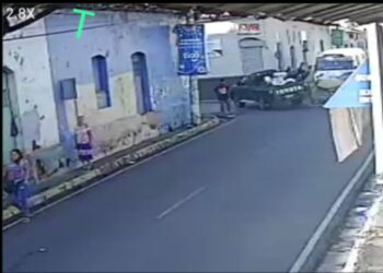 Transeúnte fue impactado por un pick-up en el centro de San Miguel.