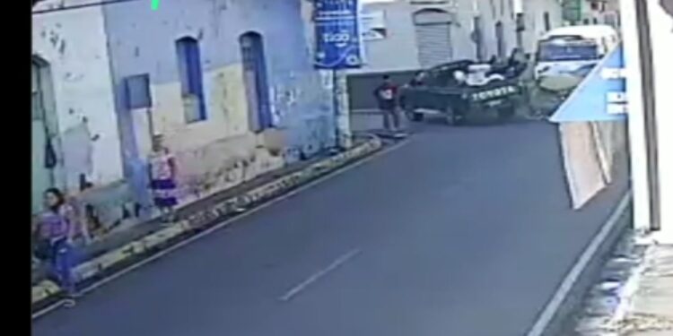 Transeúnte fue impactado por un pick-up en el centro de San Miguel.