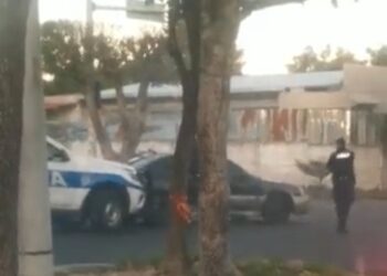 Graban enfrentamiento de PNC con sujetos a bordo de un vehículo.