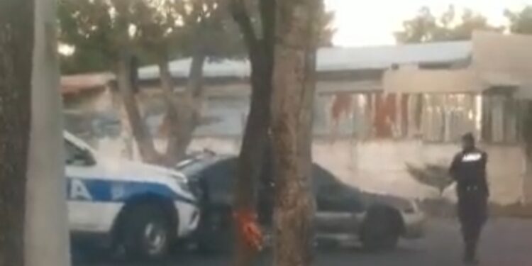 Graban enfrentamiento de PNC con sujetos a bordo de un vehículo.